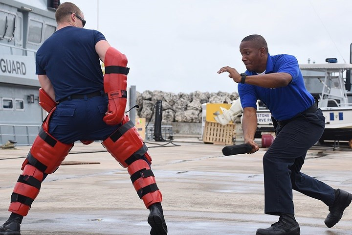 Steven Celestine, lính tuần duyên của Dominica (phải) thực hành kỹ thuật thực thi pháp luật trên biển trong cuộc diễn tập Tradewinds 2017.