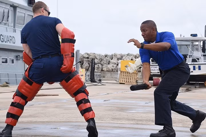 Steven Celestine, lính tuần duyên của Dominica (phải) thực hành kỹ thuật thực thi pháp luật trên biển trong cuộc diễn tập Tradewinds 2017.