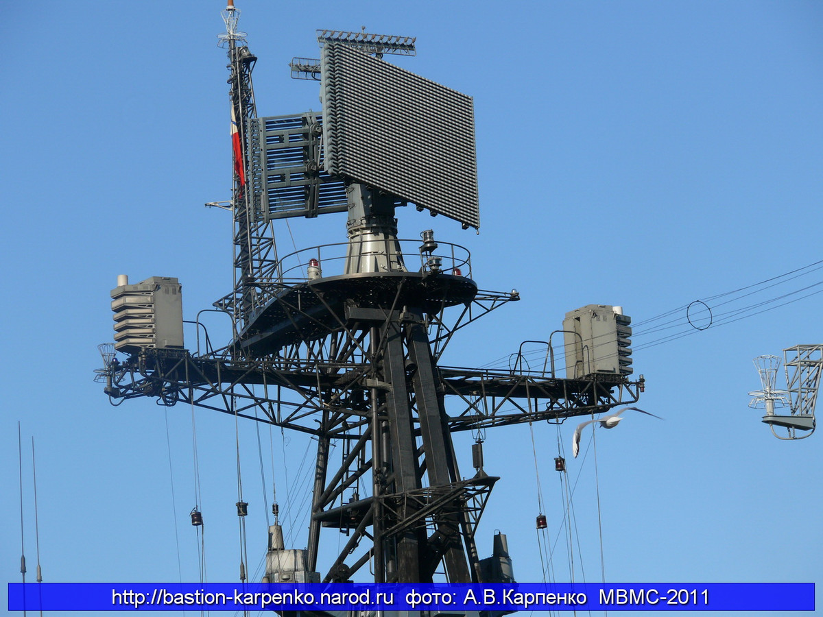 Khả năng phát hiện sớm mục tiêu trên không của con tàu còn có sự hỗ trợ của đài cảnh giới đường không MR-710 Fregat có tầm trinh sát cực đại 296km. Nguồn ảnh: Bastion-Kapenko.