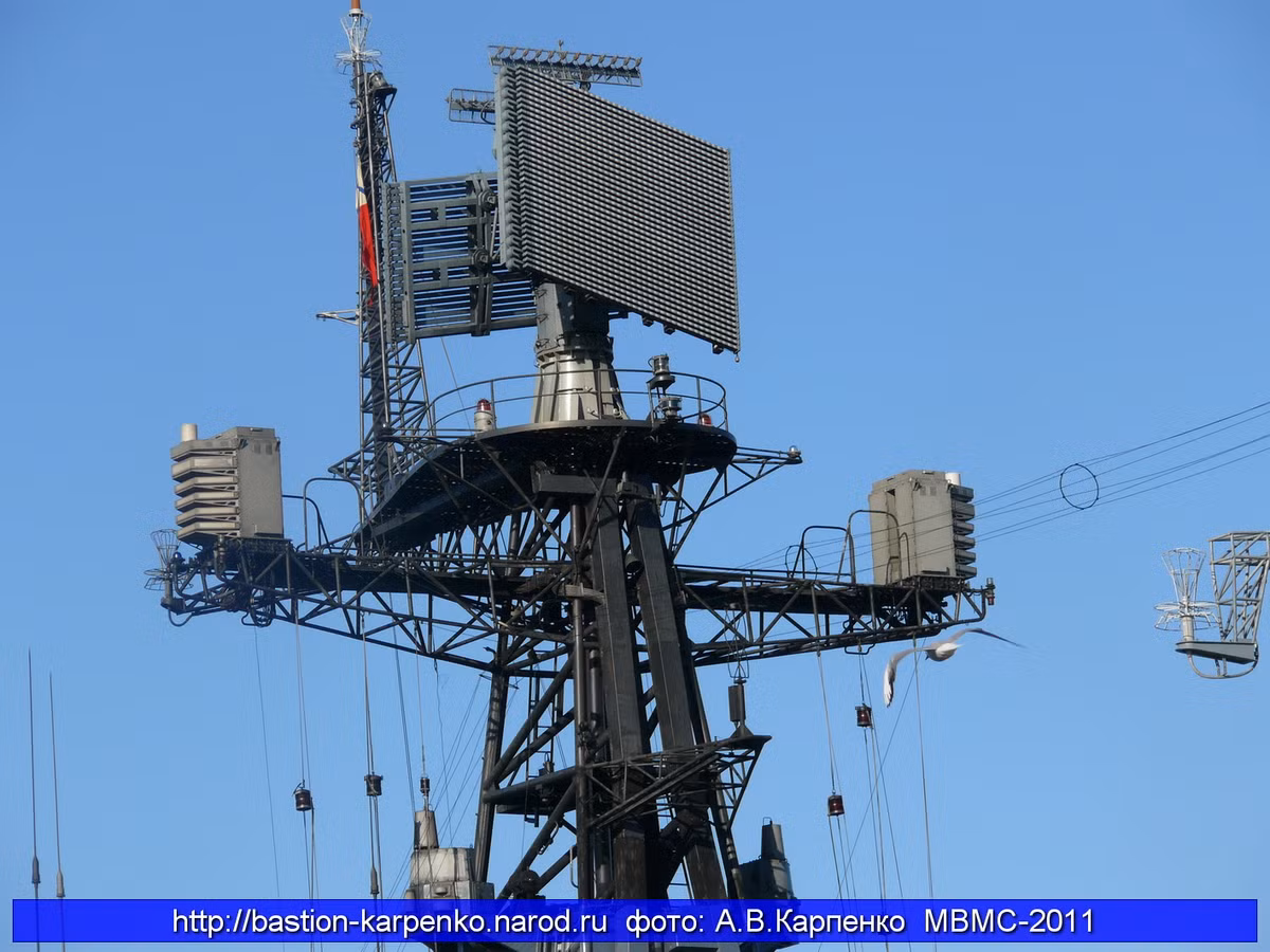 Khả năng phát hiện sớm mục tiêu trên không của con tàu còn có sự hỗ trợ của đài cảnh giới đường không MR-710 Fregat có tầm trinh sát cực đại 296km. Nguồn ảnh: Bastion-Kapenko.