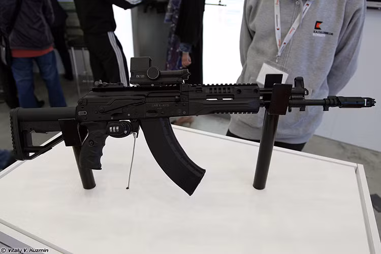 Theo đó Tập đoàn vũ khí Kalashnikov đang phát triển mẫu súng trường tấn công AK-15 với cỡ nòng 7.62mm dành cho các lực lượng vũ trang Nga, một phần trong danh sách các mẫu súng bộ binh mới mà Quân đội Nga sẽ đưa vào trang bị. Nguồn ảnh: Vitaly V. Kuzmin.