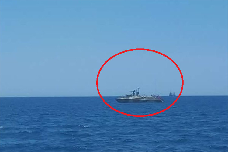 Cũng theo nguồn tin của South Front, Moscow đã chuyển giao số lượng hạn chế các tàu tuần tra cao tốc Raptor cho Damascus nhưng lại không tiết lộ lớp tàu trên được biên chế cho Hải quân Syria từ khi nào. Trong ảnh được cho là tàu tuần tra cao tốc Raptor Nga viện trợ cho Syria được chụp hôm 20/5 tại Tartus. Nguồn ảnh: South Front.