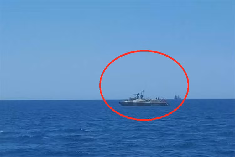 Cũng theo nguồn tin của South Front, Moscow đã chuyển giao số lượng hạn chế các tàu tuần tra cao tốc Raptor cho Damascus nhưng lại không tiết lộ lớp tàu trên được biên chế cho Hải quân Syria từ khi nào. Trong ảnh được cho là tàu tuần tra cao tốc Raptor Nga viện trợ cho Syria được chụp hôm 20/5 tại Tartus. Nguồn ảnh: South Front.