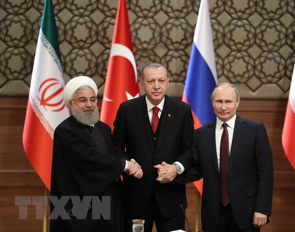 Tổng thống Thổ Nhĩ Kỳ Recep Tayyip Erdogan (giữa), Tổng thống Nga Vladimir Putin (phải) và Tổng thống Iran Hassan Rouhani (trái) tại cuộc gặp ở Ankara ngày 4/4. (Nguồn: THX/TTXVN).