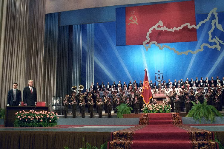 Ở thời điểm đó nhà nước Liên Xô vẫn còn tồn tại, trước khi nó chính thức tan rã vào tháng 12/1991 chỉ 5 tháng sau khi Tổng thống Yeltsin nhậm chức. Ảnh: Russia Beyond.