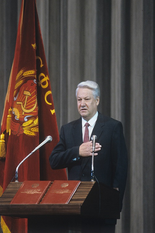 Cựu Tổng thống Nga Boris Yeltsin là vị tổng thống đầu tiên của nước Nga Xô Viết thực hiện nghi lễ nhậm chức tại điện Kremlin vào ngày 10/7/1991, trước đó các nhà lãnh đạo của Liên Xô không thực hiện nghi thức này trong lễ như vậy. Ảnh: Russia Beyond.
