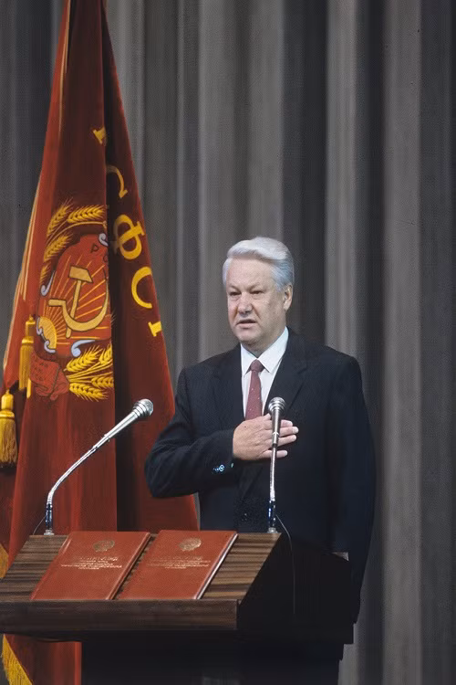 Cựu Tổng thống Nga Boris Yeltsin là vị tổng thống đầu tiên của nước Nga Xô Viết thực hiện nghi lễ nhậm chức tại điện Kremlin vào ngày 10/7/1991, trước đó các nhà lãnh đạo của Liên Xô không thực hiện nghi thức này trong lễ như vậy. Ảnh: Russia Beyond.