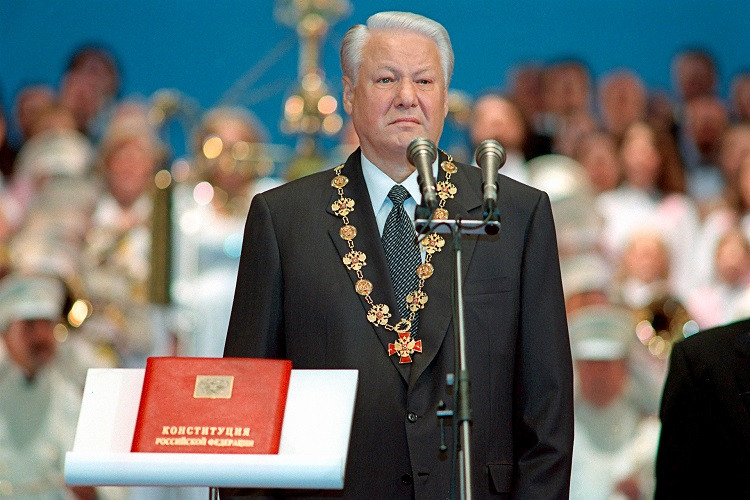 Tổng thống Boris Yeltsin tiếp tục trên cương vị người đứng đầu nước Nga trong lễ nhậm chức vào năm 1996 và lần này cũng tại tại điện Kremlin và ở thời điểm đó nhà nước Liên bang Nga đã được hình thành kể từ năm 1991. Ảnh: Russia Beyond.