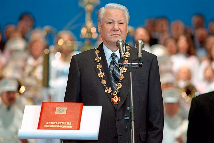 Tổng thống Boris Yeltsin tiếp tục trên cương vị người đứng đầu nước Nga trong lễ nhậm chức vào năm 1996 và lần này cũng tại tại điện Kremlin và ở thời điểm đó nhà nước Liên bang Nga đã được hình thành kể từ năm 1991. Ảnh: Russia Beyond.