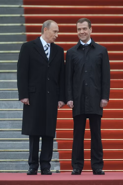 Lễ nhậm chức Tổng thống Nga tiếp theo vào năm 2008 tại điện Kremlin là sự chuyển giao quyền lực giữa Tổng thống Nga Putin và Thủ tường Nga khi đó là ông Dmitry Medvedev. Ảnh: Russia Beyond.