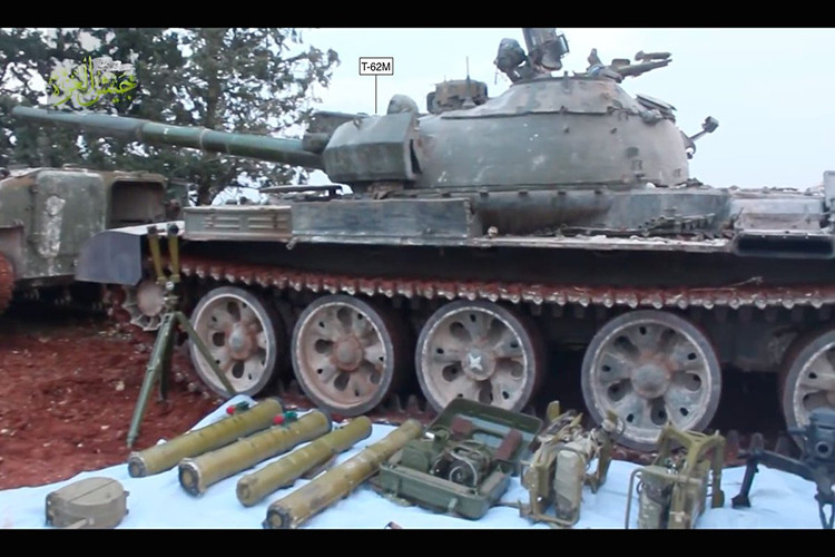 Đây không phải là lần đầu tiên Jaysh al-Izza khoe các chiến lợi phẩm mà nhóm này có được từ Quân đội Syria trong những lần chạm trán giữa hai bên trong nhiềm năm qua. Số lượng vũ khí Jaysh al-Izza có được từ những lần này cũng khá đáng kể. Nguồn ảnh: liveuamap.