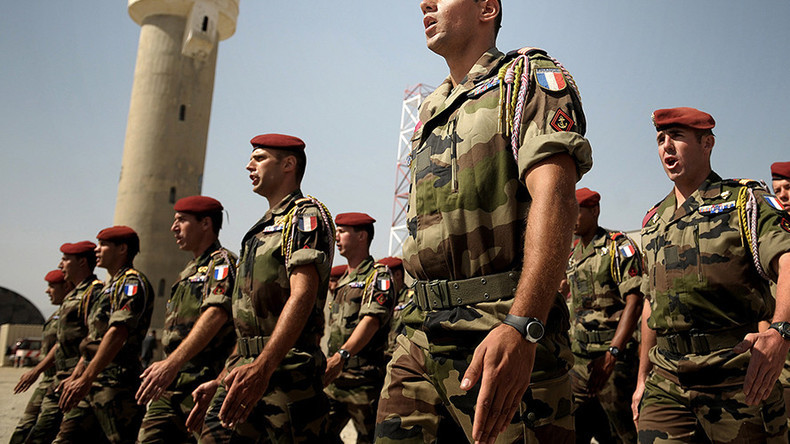 Bắt đầu từ tháng 4, các đơn vị đặc biệt của Pháp bắt đầu xuất hiện dày đặc tại thị trấn chiến lược (Aleppo) và nhiều khu vực khác nhau ở 2 tỉnh al-Hasakah và Raqqa, miền Bắc Syria. Và chính Tổng thống Pháp Emmanuel Macron là người chấp cánh cho sự hiện diện của Paris tại Syria. Nguồn ảnh: rt.com.