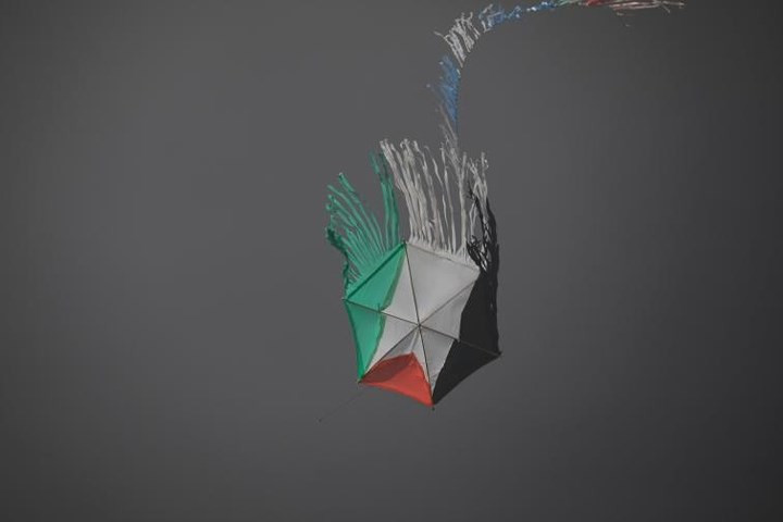 Hình ảnh một con diều mang hình cờ Palestine trên nền trời đen vì khói ở khu vực nằm giữa Israel và Gaza.