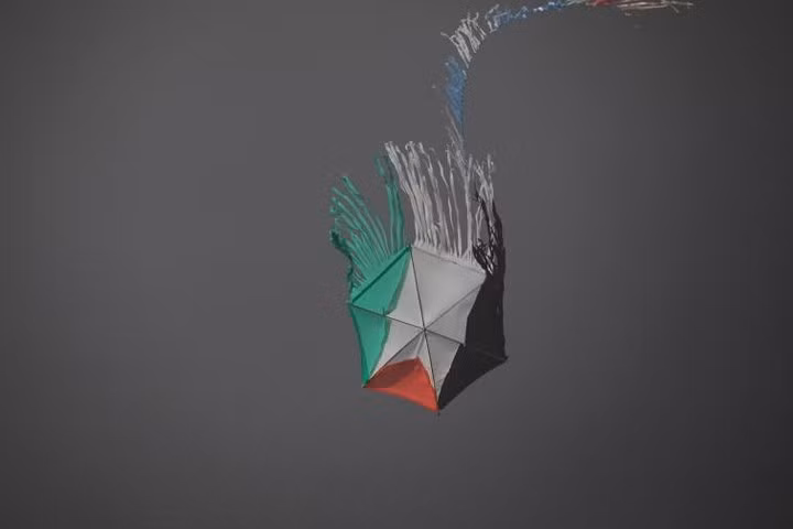 Hình ảnh một con diều mang hình cờ Palestine trên nền trời đen vì khói ở khu vực nằm giữa Israel và Gaza.