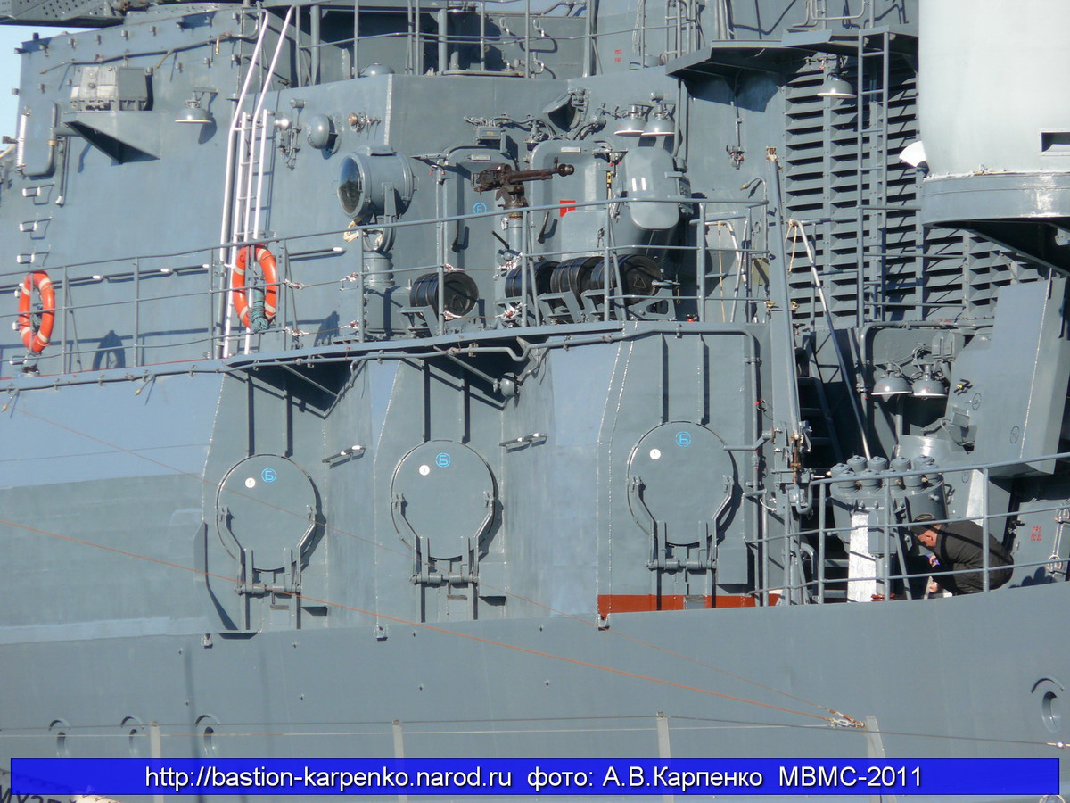 Bên cạnh đó, như đã đề cập ở trên, Yaroslav Mudry vốn được thiết kế cho nhiệm vụ số 1 – tác chiến chống tàu ngầm. Cho nên, hệ thống vũ khí chống mục tiêu dưới mặt nước của nó là rất mạnh. Trong ảnh là 3 trong 6 ống phóng ngư lôi 533mm trên Yaroslav Mudry được bố trí nằm gọn trong kết cấu thượng tầng – lối thiết kế độc đáo và hiếm có, ít thấy trên bất kỳ loại tàu chiến nào hiện nay. Trong các ống phóng này có thể chứa các quả ngư lôi nặng hàng tấn, hoặc tên lửa chống ngầm có tầm bắn vài chục km. Nguồn ảnh: Bastion-Kapenko