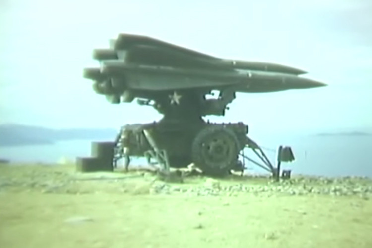 Mỗi khẩu đội Hawk có tổng cộng 6 bệ phóng tên lửa với 18 quả đạn (mỗi bệ lắp 3 đạn). Tất cả đều được đặt trên tổ hợp phóng di động, tuy nhiên việc thu hồi và triển khai khá nhanh vì các thành phần nhỏ gọn. Cùng với đó 4 hệ thống radar tìm kiếm, giám sát, theo dõi và điều khiển hỏa lực đi kèm. Nguồn ảnh: WWIIPublicDomain.