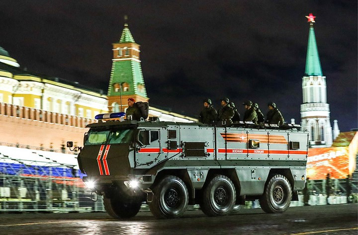 Đây cũng là dịp Quân đội Nga phô diễn các trang thiết bị quân sự tối tân nhất của mình trong năm, và đã có rất nhiều mẫu vũ khí hiện đại được Moscow lần đầu tiên giới thiệu trong các lễ duyệt binh hàng năm. Nguồn ảnh: TASS.
