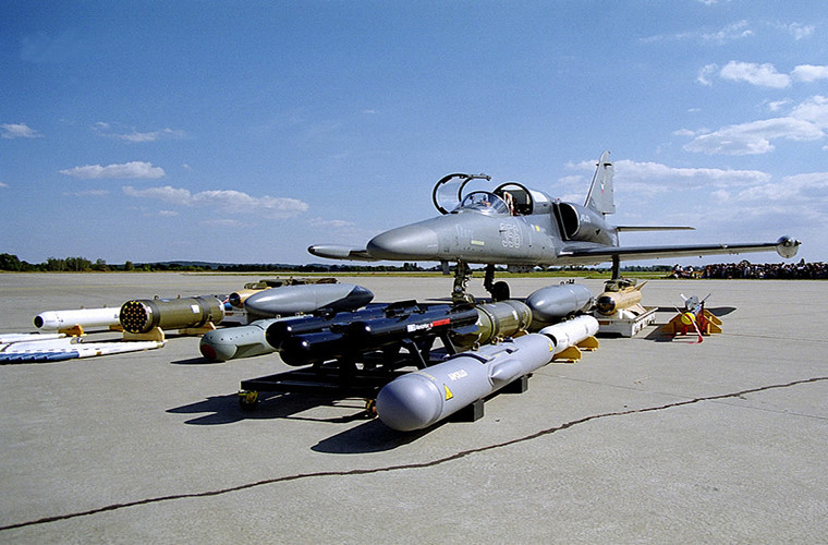 L-159A được trang bị 7 giá treo vũ khí với khả năng mang theo hơn 2.3 tấn vũ khí các loại trong đó có các dòng tên lửa tấn công mặt đất như AGM-65 Maverick, bom dẫn đường bằng laser và bom không điều khiển. Đối với các mục tiêu tầm thấp L-159A cũng có thể sử dụng pháo tự động PL-20 20mm mà có được trang bị sẵn. Nguồn ảnh: Defense Industry Daily