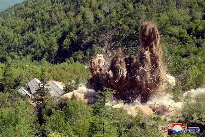 Hình ảnh nổ phá hủy tại bãi thử hạt nhân Punggye-ri.