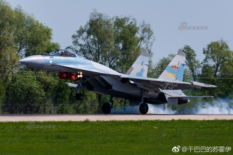 Hình ảnh chiếc Su-35 Trung Quốc trên đường trở về Nga được một nhiếp ảnh gia Nga ghi lại khi nó vừa hạ cánh xuống tại sân bay Tolmachevo, Novosibirsk, Nga. Làm dấy lên câu hỏi nguyên nhân thật sự khiến chiến đấu cơ hiện đại nhất của Bắc Kinh phải trở về nơi nó được sinh ra chỉ sau thời gian ngắn hoạt động. Trong là là chiếc Su-35 Trung Quốc mang số hiệu "61271" hạ cánh xuống Novosibirsk.