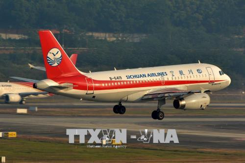 Trong ảnh: Máy bay Airbus A319 của Hãng hàng không Tứ Xuyên hạ cánh khẩn cấp xuống sân bay Thành Đô. THX/TTXVN.