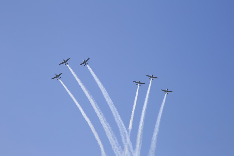 Lực lượng không quân Hải quân Indonesia trình diễn màn nhào lộn trên không.