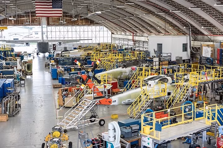 Trung tâm Hậu cần Hàng không của Tuần duyên Mỹ ở thành phố Elizabeth, Bắc Carolina. Nơi này bảo dưỡng máy bay của 25 trạm hàng không của lực lượng tuần duyên Mỹ.