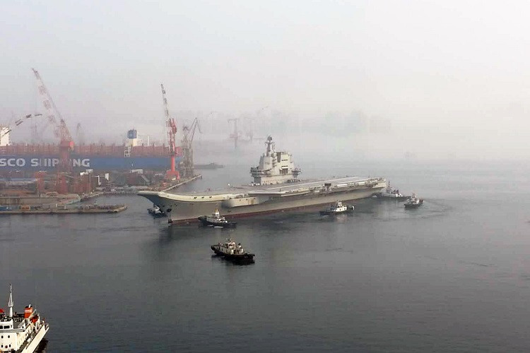 Mặc dù Trung Quốc tuyên bố quá trình hoàn thiện Type 001A gần như đã hoàn tất nhưng theo ghi nhận được thì con tàu này vẫn chưa thể mang theo máy bay trên boong tàu, ngoài ra hệ thống vũ khí phòng vệ trên tàu cũng chưa được lắp đặt. Nguồn ảnh: Sina.