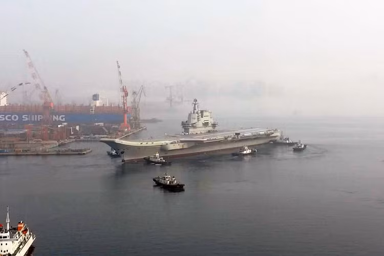 Mặc dù Trung Quốc tuyên bố quá trình hoàn thiện Type 001A gần như đã hoàn tất nhưng theo ghi nhận được thì con tàu này vẫn chưa thể mang theo máy bay trên boong tàu, ngoài ra hệ thống vũ khí phòng vệ trên tàu cũng chưa được lắp đặt. Nguồn ảnh: Sina.