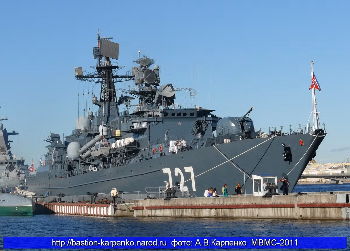 Mặc dù cho rằng có nhiều tàu Nga tham gia “bữa tiệc” trên Địa Trung Hải, tuy nhiên các phóng viên ITV chỉ nêu ra được tên một chiếc tàu chiến Nga – Yaroslav Mudry (777). Đây vốn là một con tàu hộ vệ cỡ lớn thuộc biên chế Hạm đội Baltic, đã được Hải quân Nga điều động tới Syria hoạt động luân phiên kể từ khi Moscow chính thức can thiệp vào cuộc chiến ở Syria. Trong ảnh là tàu Yaroslav Mudry mang số hiệu 727 tới trước năm 2016, sau đó nó được đổi sang số hiệu 777 cho tới nay. Nguồn ảnh: Bastion-Kapenko