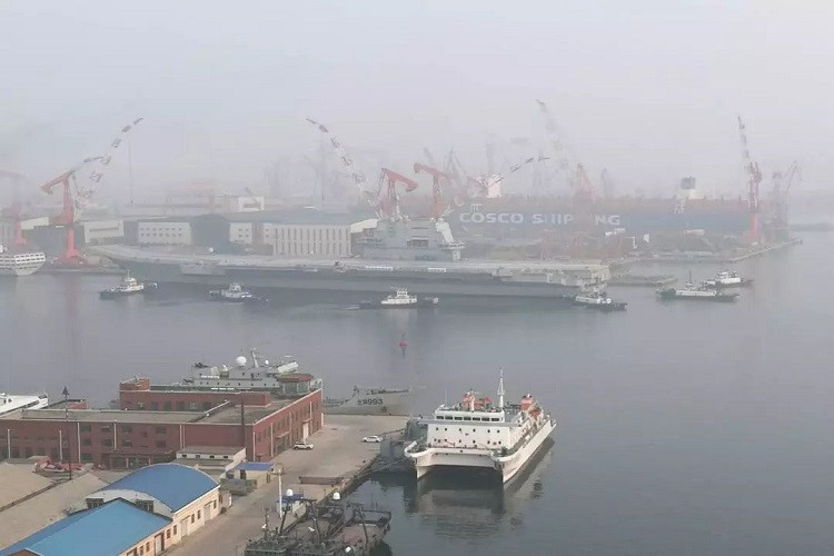 Type 001A có thể mang theo từ 38 - 40 máy bay quân sự các loại trong đó có tới 32 chiếc tiêm kích trên hạm J-15, 6 máy bay trực thăng Z-18 và 2 trực thăng Z-9. Cùng với đó là hệ thống vũ khí phòng không trên hạm. Nguồn ảnh: Sina.