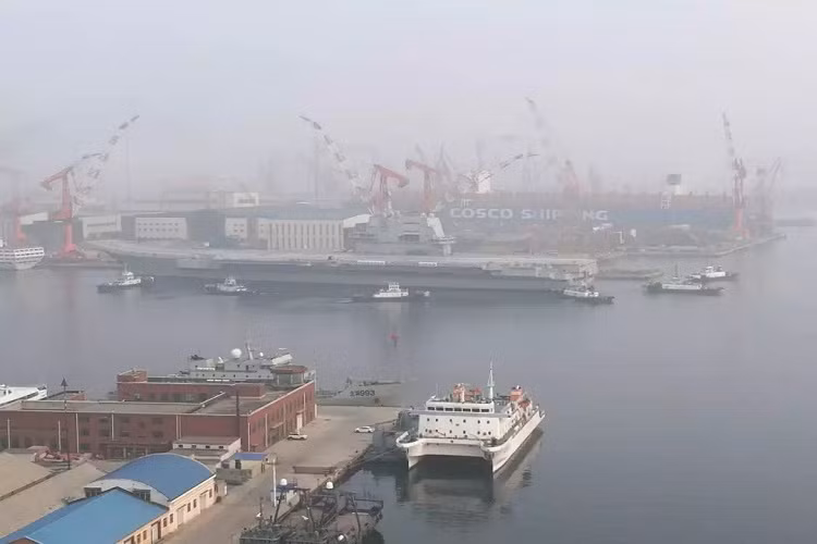 Type 001A có thể mang theo từ 38 - 40 máy bay quân sự các loại trong đó có tới 32 chiếc tiêm kích trên hạm J-15, 6 máy bay trực thăng Z-18 và 2 trực thăng Z-9. Cùng với đó là hệ thống vũ khí phòng không trên hạm. Nguồn ảnh: Sina.