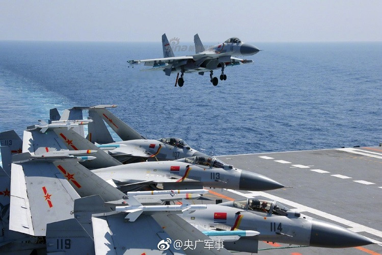 Theo đó các tàu sân bay Trung Quốc mà cụ thể hơn là tàu Liêu Ninh dù đi vào hoạt động đã lâu nhưng nó vẫn thiếu “nhân tố” quyết định tạo nên sức mạnh của phi đội chiến đấu cơ trên tàu sân bay, và đó chính là máy bay tác chiến điện tử. Nhưng điều này sẽ sớm thay đổi với sự xuất hiện của J-15D. Nguồn ảnh: Sina.