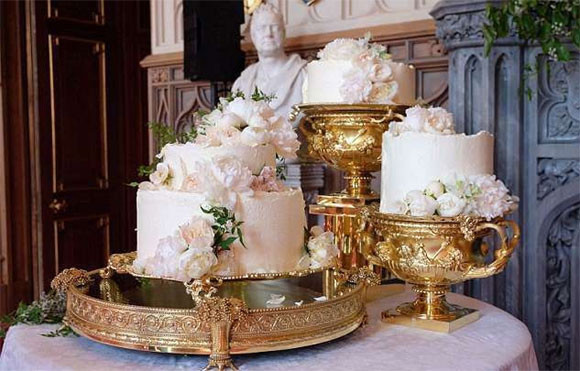 Bánh cưới cùa đám cưới hoàng gia được chế biến từ 200 trái chanh da vàng ở Amalfi, 500 quả trứng hữu cơ từ Suffolk, 20kg bơ, 20kg bột, 20kg đường, 10 chai rượu hoa cơm cháy từ mảnh đất Sandringham.