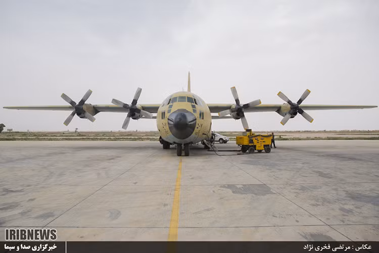 Trong phóng sự ảnh mới đây được hãng tin IRIB của Iran thực hiện, những chiếc C-130 Hercules của không quân Iran đóng vai trò đặc biệt quan trọng trong các chuyến không vận tiếp tế cho các đơn vị cuối cùng Quân đội Syria ở hai thị trấn Fua và Kefraya nằm tỉnh Idlib, miền Bắc Syria. Nguồn ảnh: IRIB.