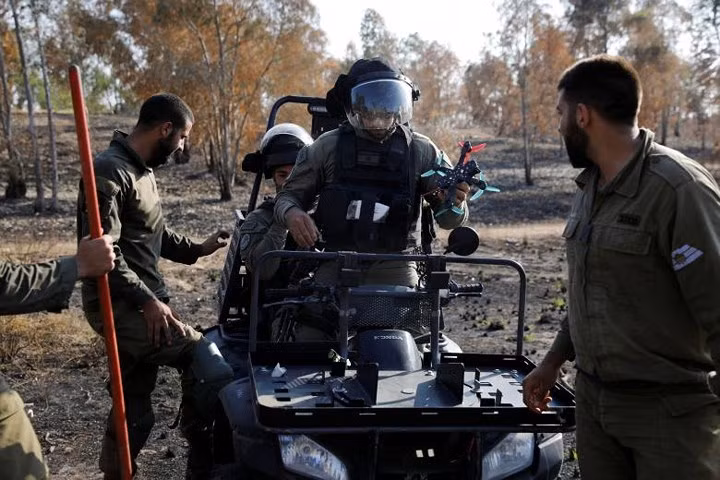 Một binh sĩ Israel đang cầm một UAV dùng để đánh chặn diều lửa của Palestine, hôm 15/5.