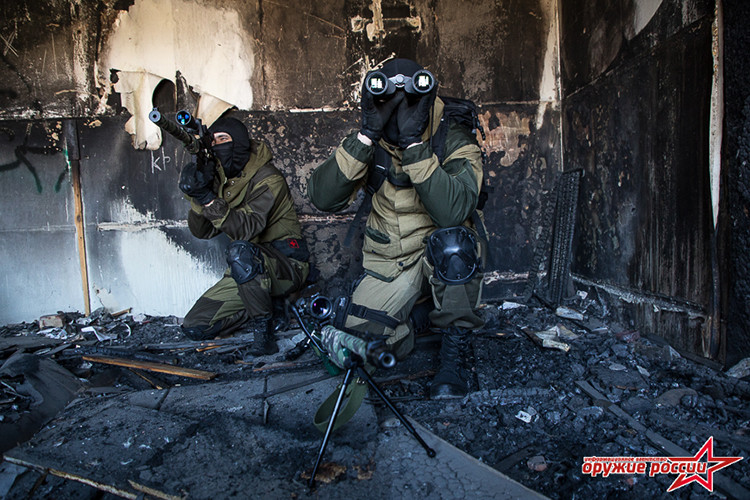 Khác với SV-98, VSS là mẫu súng bắn tỉa đặc biệt được chế tạo bởi Tula Arsenal. Nó được sử dụng chủ yếu trong lực lượng đặc nhiệm Nga cho các nhiệm vụ bí mật hoặc hoạt động ngầm. Dù là súng bắn tỉa nhưng VSS phù hợp với cận chiến hơn là tác xạ tầm xa, nhất là khi nó được tích hợp sẵn ống giảm thanh cố định. Nguồn ảnh: Weapon Russia.