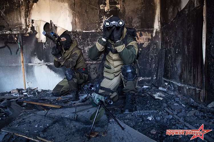 Khác với SV-98, VSS là mẫu súng bắn tỉa đặc biệt được chế tạo bởi Tula Arsenal. Nó được sử dụng chủ yếu trong lực lượng đặc nhiệm Nga cho các nhiệm vụ bí mật hoặc hoạt động ngầm. Dù là súng bắn tỉa nhưng VSS phù hợp với cận chiến hơn là tác xạ tầm xa, nhất là khi nó được tích hợp sẵn ống giảm thanh cố định. Nguồn ảnh: Weapon Russia.