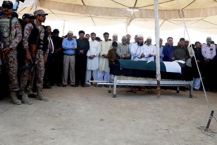 Những người thân và hàng xóm đến dự lễ tang của nữ sinh Sabika. Em là học sinh trong chương trình trao đổi giữa Pakistan và Mỹ.