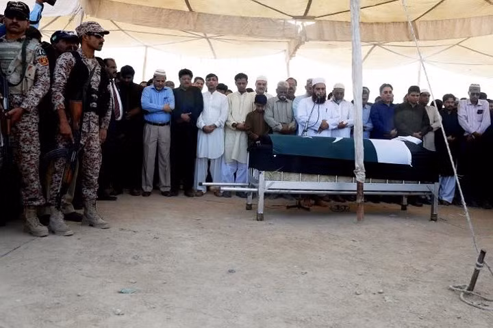 Những người thân và hàng xóm đến dự lễ tang của nữ sinh Sabika. Em là học sinh trong chương trình trao đổi giữa Pakistan và Mỹ.