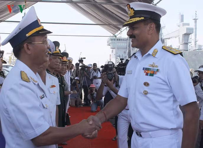 Theo VOV, sáng 21/5, 3 tàu Hải quân của Ấn Độ đã cập cảng Tiên Sa, bắt đầu chuyến thăm kéo dài 4 ngày tại thành phố Đà Nẵng. Trong ảnh: Bộ Tư lệnh Vùng 3 Hải Quân đón đoàn Hải quân Ấn Độ tại cảng Tiên Sa Đà Nẵng.
