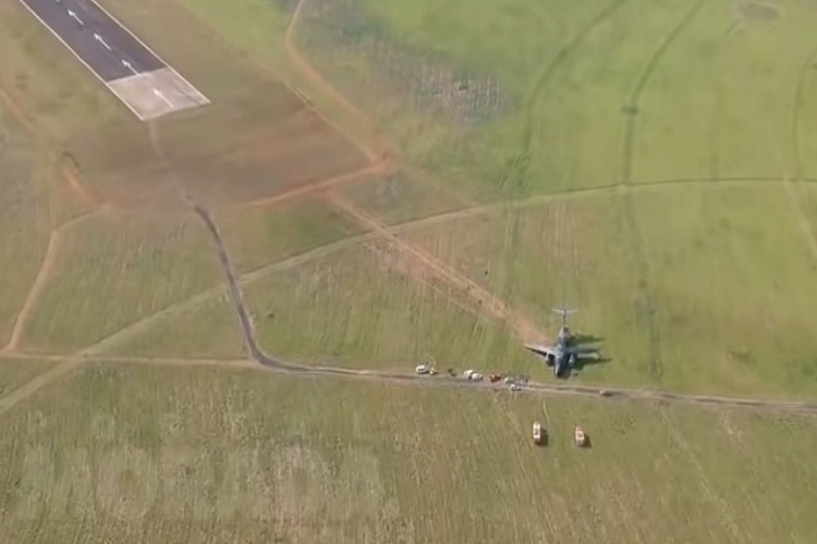 Dựa vào hình ảnh trên không có thể thấy chiếc Embraer KC-390 trượt khá xa khỏi đường băng trước khi kịp dừng lại trước hàng rào phân giới của căn cứ Gavião Peixoto.