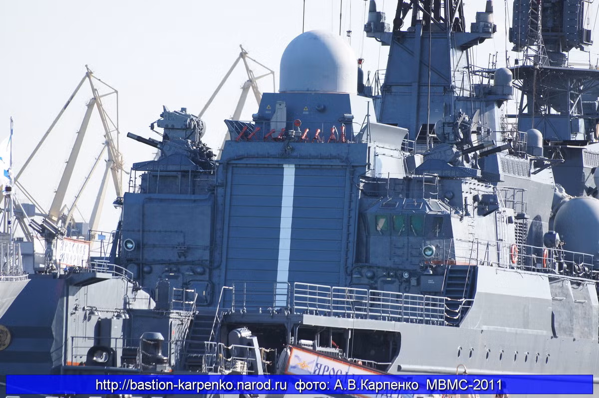 Ngoài 3K95, ở thượng tầng đuôi tàu còn có 2 module chiến đấu tổ hợp pháo – tên lửa phòng không phản ứng cực nhanh Kashtan. Nguồn ảnh: Bastion-Kapenko.
