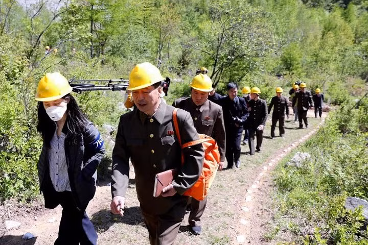 Đại diện Triều Tiên dẫn các nhà báo tới một địa điểm quan sát để theo dõi việc phá dỡ.