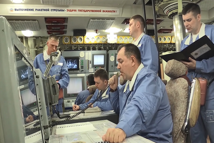 Theo nguồn tin quân sự Nga, ngay trước khi thực hiện vụ phóng thử nghiệm tên lửa Bulava từ Biển Trắng, Hải quân Nga đã lên kế hoạch cho cặp tàu ngầm Yuri Dolgoruky và Vladimir Monomakh (cùng lớp Borei) thực hiện cuộc diễn tập tác chiến quy mô lớn với mục tiêu phá hủy hoàn toàn các mục tiêu của đối phương (giả định) trên diện rộng. Nguồn ảnh: Bộ Quốc phòng Nga.