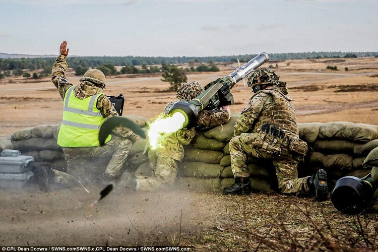Theo điều khoản để Mỹ cung cấp Javelin cho Ukraine, Kiev không được triển khai loại tên lửa này đến vùng chiến sự ở Donbass. Nguồn ảnh: Daily Mail.