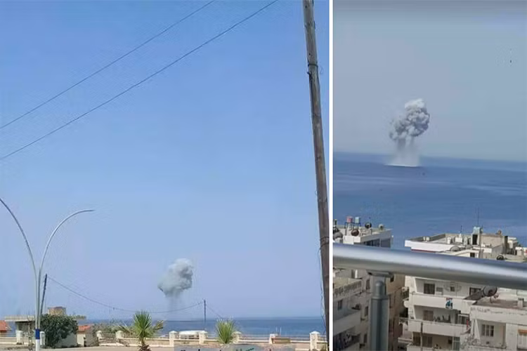 Ngày 5/3 vừa qua cũng là ngày không may của lực lượng vũ trang Nga tại Syria khi trong sáng hôm đó họ còn mất thêm hai phi công chiến đấu cùng một tiêm kích Su-30SM tại Địa Trung Hải. Trong ảnh là khoảnh khắc được cho là lúc chiếc Su-30SM của Nga lao xuống biển trong hôm 5/3 được các nhân chứng vô tình ghi lại. Nguồn ảnh: liveuamap.