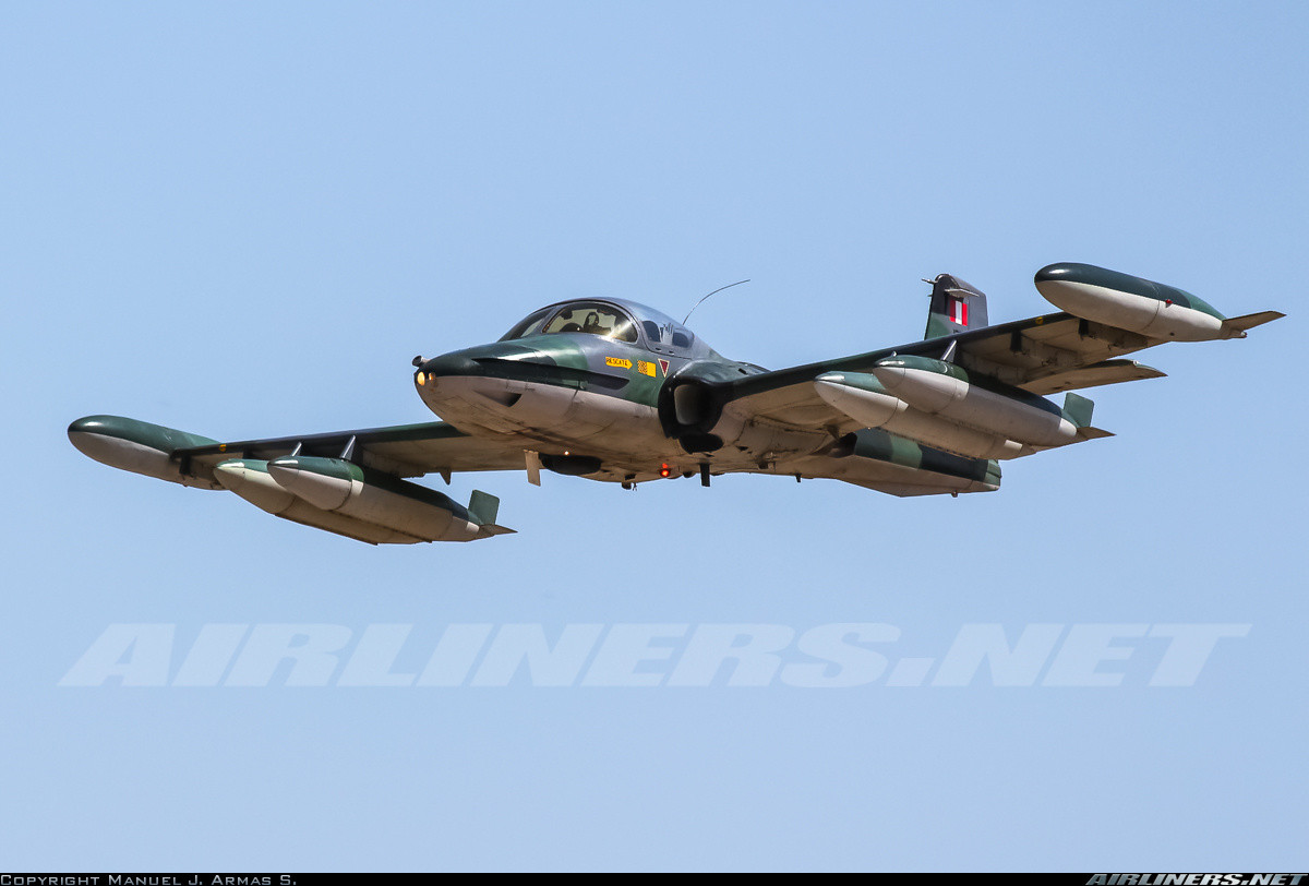 Để tăng tốc độ, tầm bay cũng như khả năng mang vác vũ khí, hai động cơ phản lực tương tự trên tiêm kích siêu âm F-5 được trang bị cho T-37, gia cố cánh cũng như bổ sung thêm bình dầu phụ ở hai đầu mút cánh. Kết quả, phiên bản cường kích mới ra đời với định danh là A-37 Dragonfly. Nguồn ảnh: Airlines.net