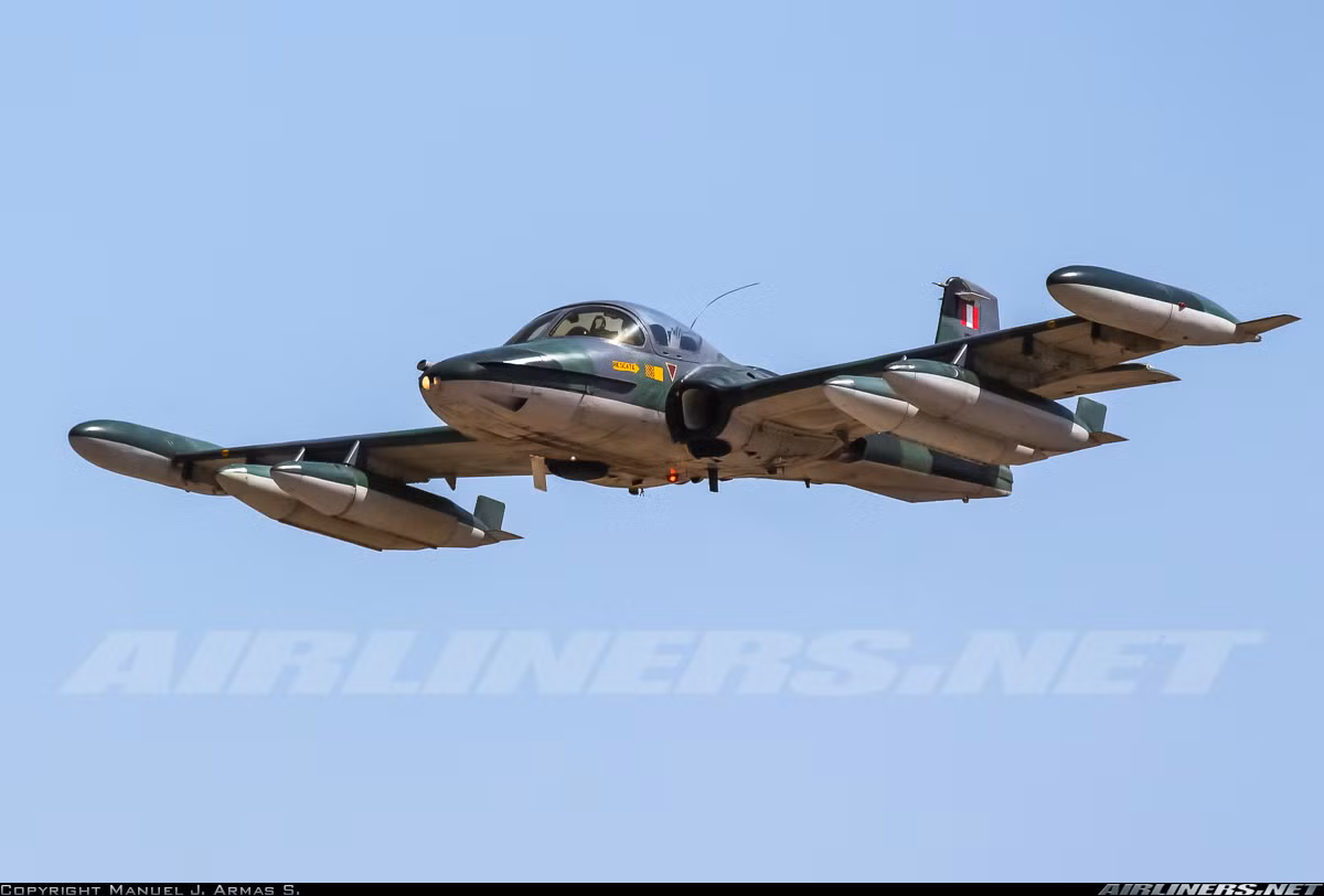 Để tăng tốc độ, tầm bay cũng như khả năng mang vác vũ khí, hai động cơ phản lực tương tự trên tiêm kích siêu âm F-5 được trang bị cho T-37, gia cố cánh cũng như bổ sung thêm bình dầu phụ ở hai đầu mút cánh. Kết quả, phiên bản cường kích mới ra đời với định danh là A-37 Dragonfly. Nguồn ảnh: Airlines.net