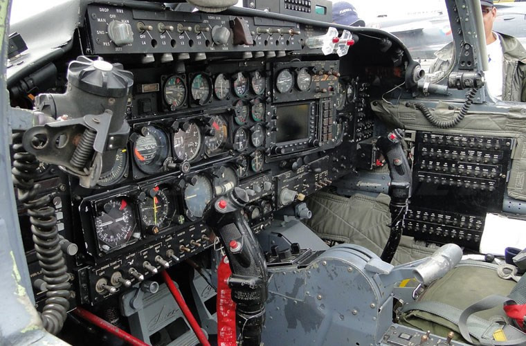 Ưu điểm lớn nhất của máy bay là tổ lái ngồi cạnh nhau, có thể cùng thao tác một bảng điều khiển và khi cần một phi công sẽ được thay bằng trinh sát viên cho nhiệm vụ do thám. Nguồn ảnh: Wikipedia